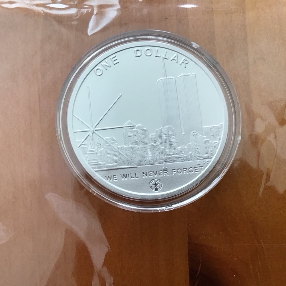 Silver Commemorative Coin with Skyline Design - Picture 3 of 6